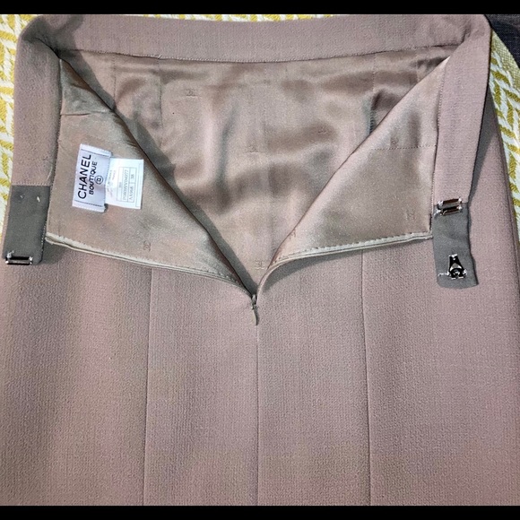 CHANEL Boutique Lambswool Tan Skirt - Picture 4 of 9